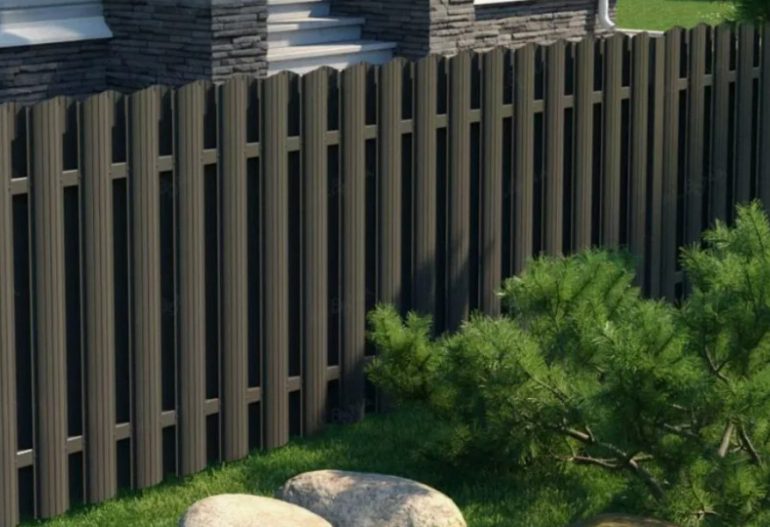 Забор из евроштакетника на участке с уклоном: нюансы и решения